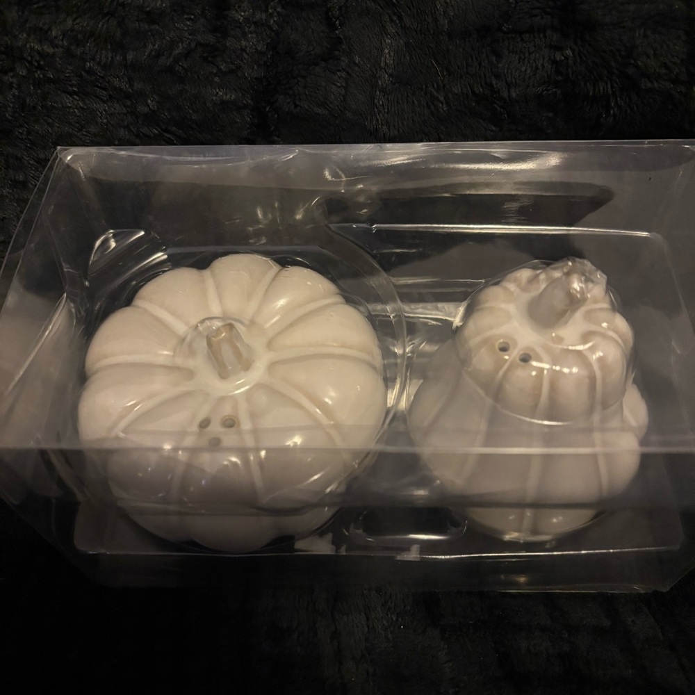Pumpkin Salt & Pepper Shaker Set - Picture 7 of 8